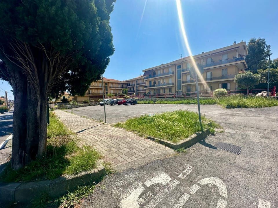 Property building, Spring, Day, Neighbourhood, Natural landscape, Street view, Location, Parking