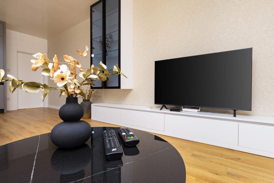 Communal lounge/ TV room, TV and multimedia, Decorative detail, Evening entertainment, internet
