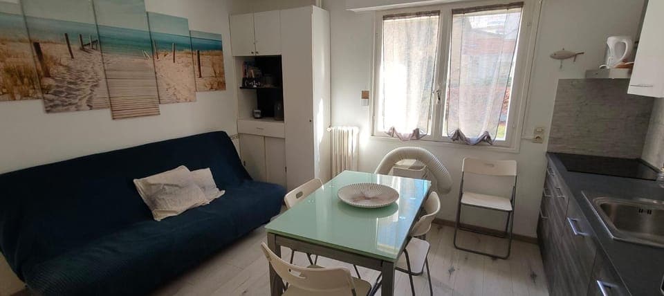 Kitchen or kitchenette, Living room, Seating area, Dining area