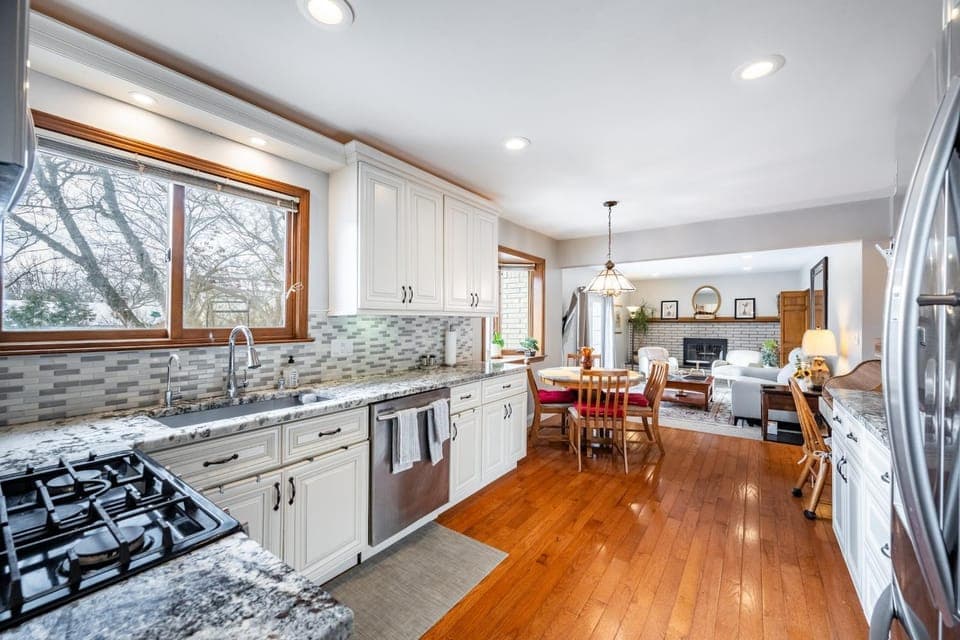 Kitchen or kitchenette, Seating area, Dining area, dishwasher, oven, pet friendly