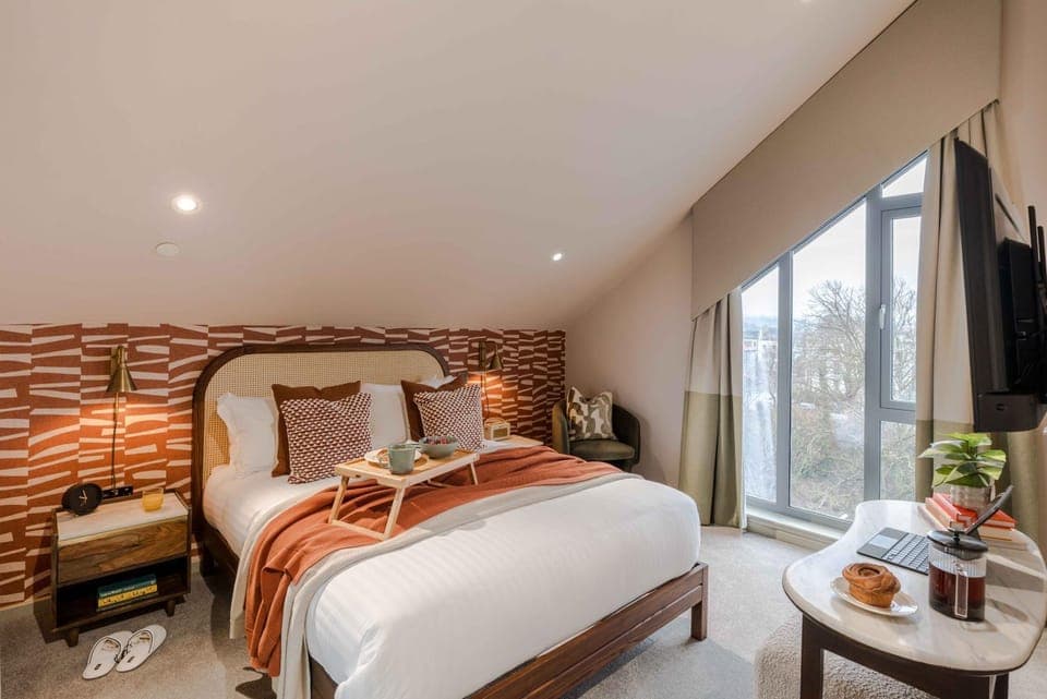 Bed, TV and multimedia, Bedroom