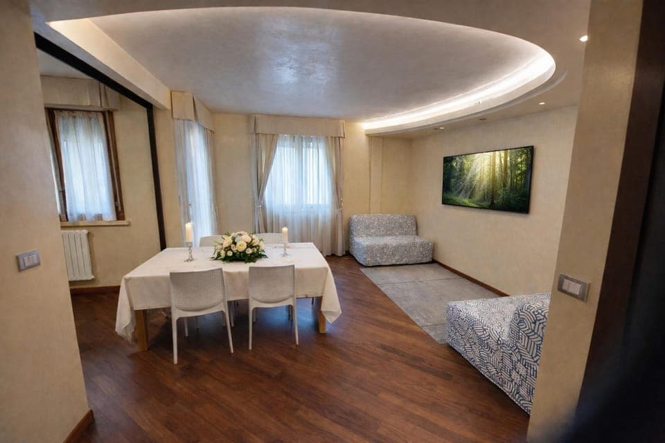 Bed, TV and multimedia, Living room, Photo of the whole room, Seating area, Dining area, Bedroom