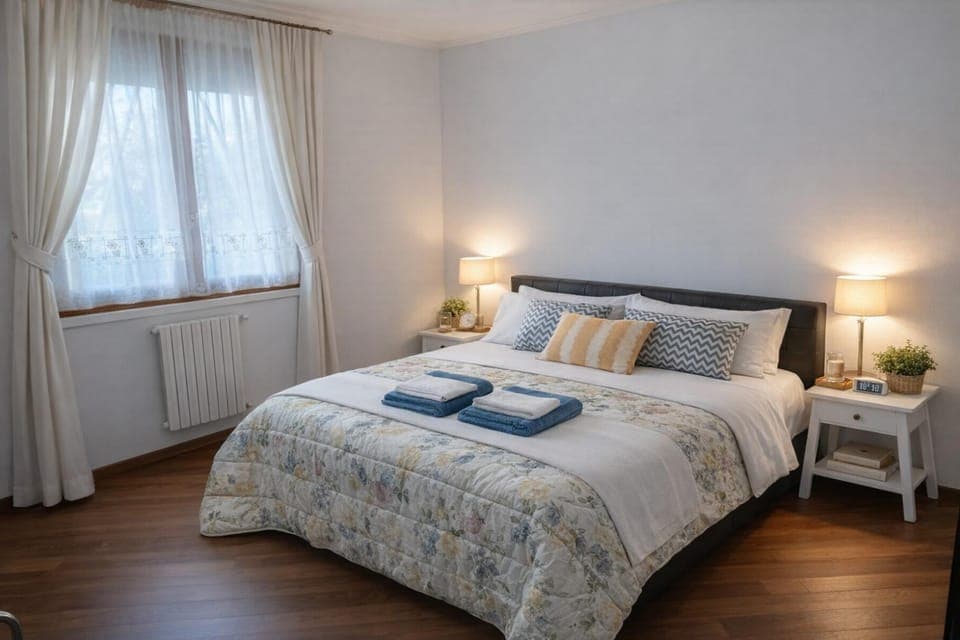 Bed, Photo of the whole room, Bedroom, towels