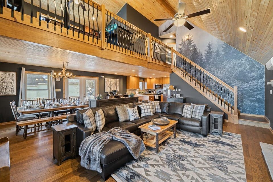 Lakefront Movie & Game Rooms Hot Tub Sauna etc Chalet in Tunkhannock Township