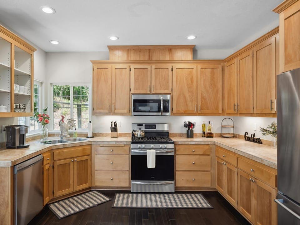 Coffee/tea facilities, Kitchen or kitchenette, dishwasher, oven, stove, kitchen, kitchen