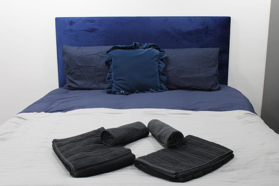 Bed, Bedroom, towels