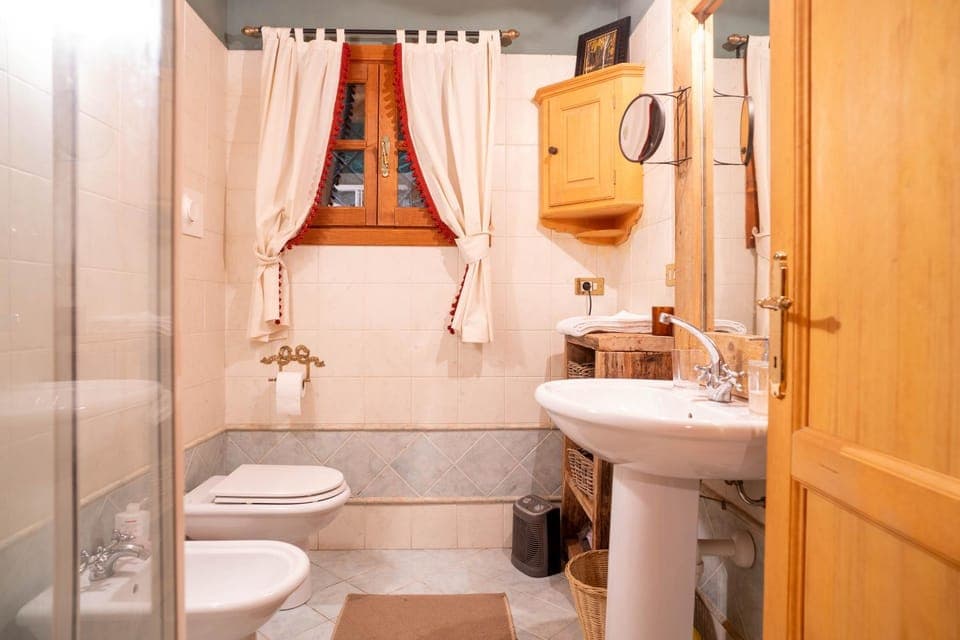 Shower, Toilet, Bathroom, bidet, towels