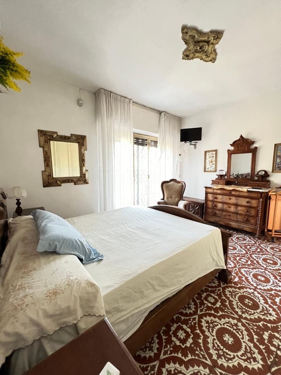 Bed, TV and multimedia, Photo of the whole room, Bedroom