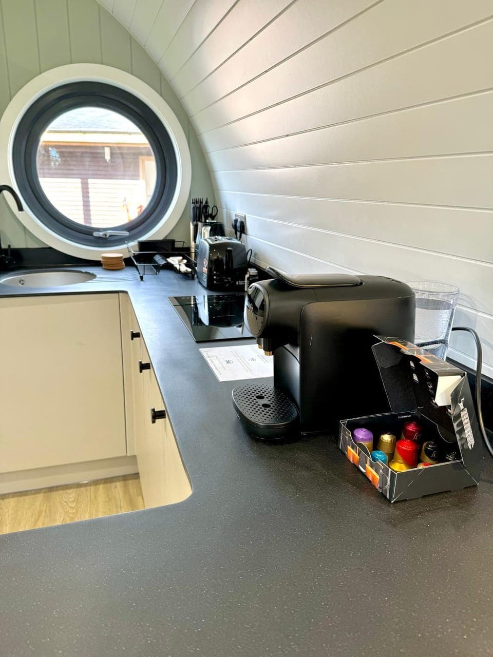 Coffee/tea facilities, Kitchen or kitchenette