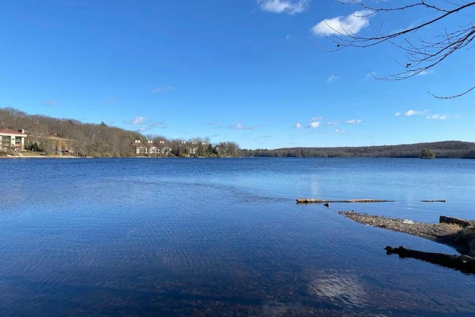 Lakefront Poconos Retreat! Pool & Hot Tub Access House in Big Boulder Lake