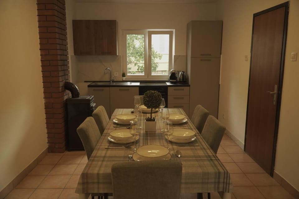 Kitchen or kitchenette, Dining area, stove