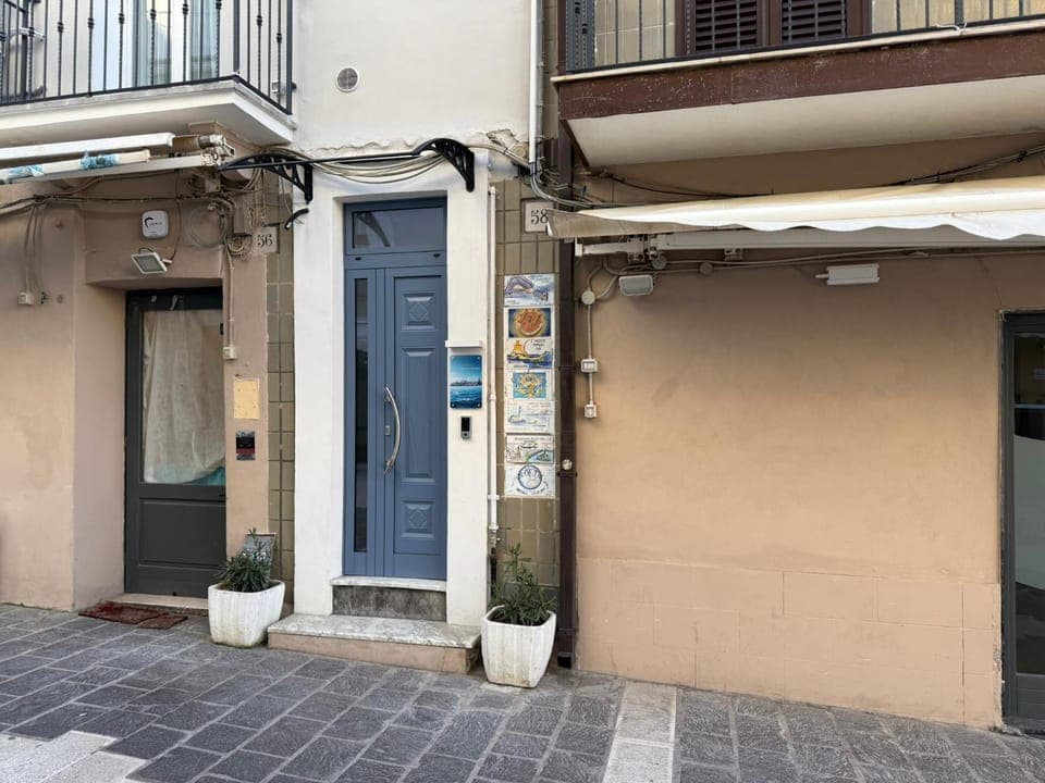 Property building, Facade/entrance, Day