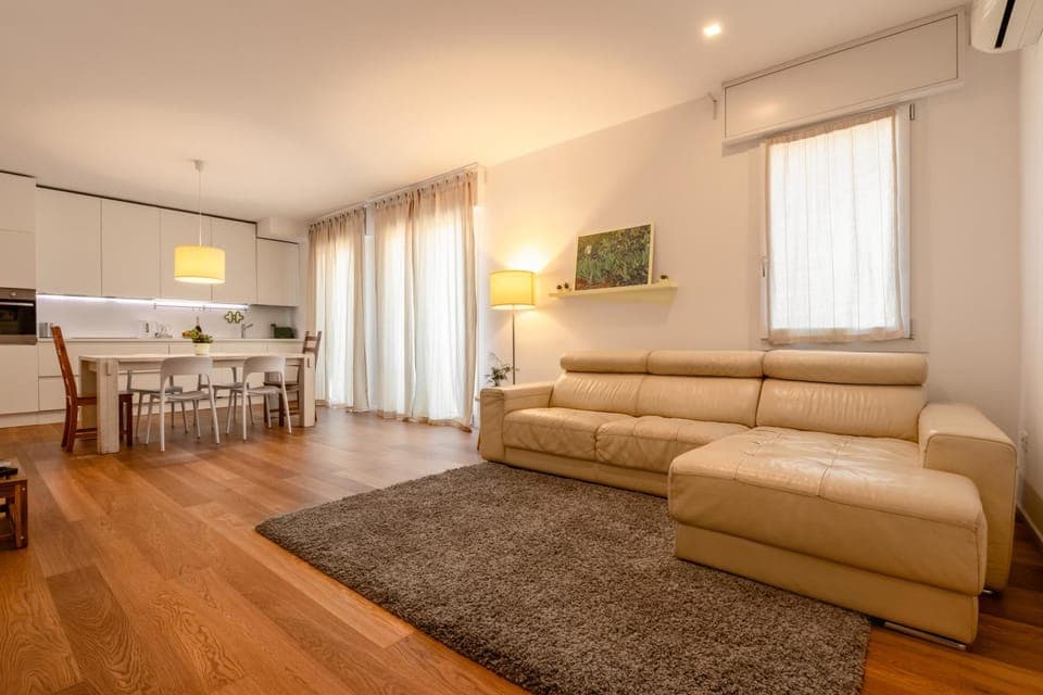 TV and multimedia, Kitchen or kitchenette, Living room, Seating area, Dining area