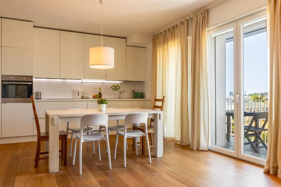 Kitchen or kitchenette, Dining area, microwave, stove, toaster