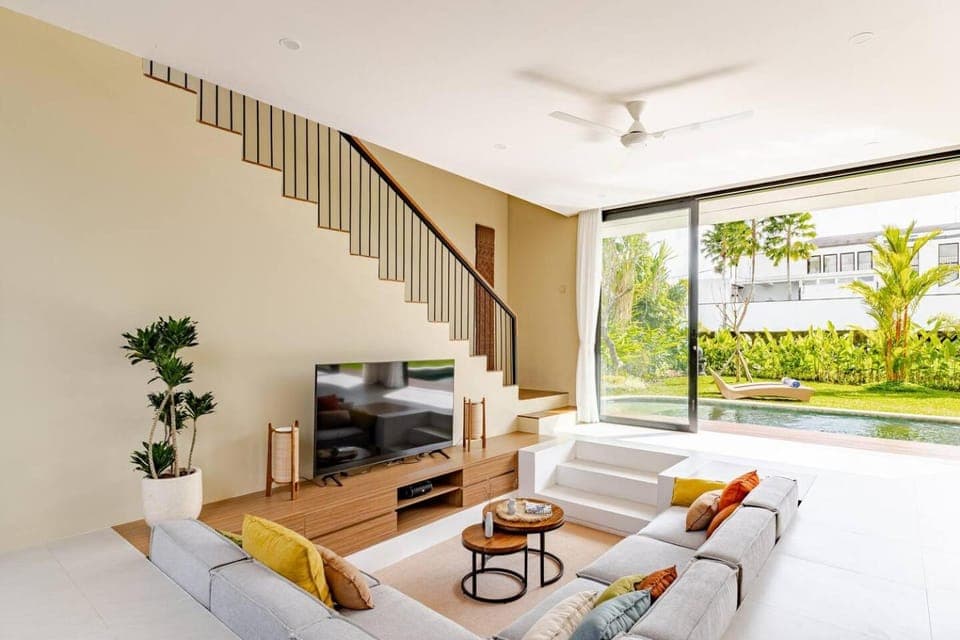 Day, TV and multimedia, Living room, Seating area, Evening entertainment, Garden view, Pool view