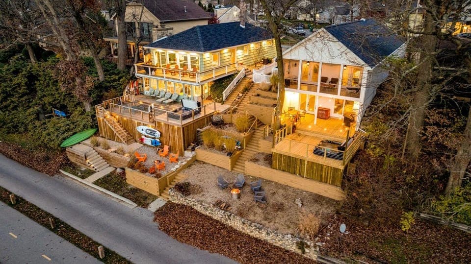 UncleLarry's Lake Place, Sleeps 10 & Hot Tub House in La Porte