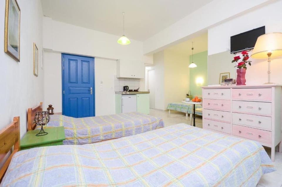 Bed, TV and multimedia, Photo of the whole room, Bedroom