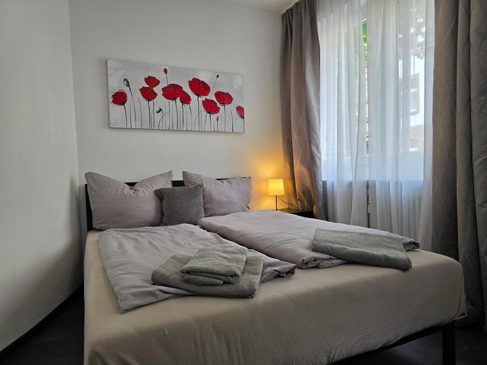 Bed, Photo of the whole room, Bedroom, towels