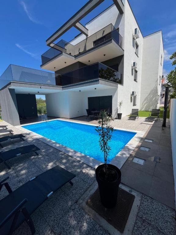 Property building, Patio, Day, Pool view, Swimming pool, sunbed