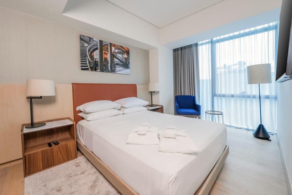 Bed, TV and multimedia, Photo of the whole room, Bedroom, towels