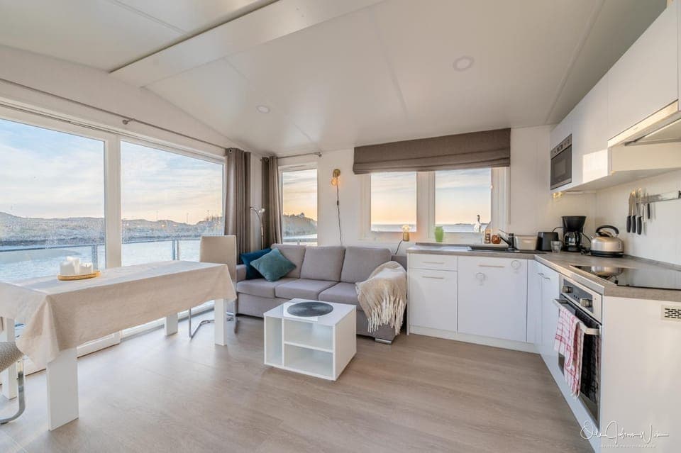 Coffee/tea facilities, View (from property/room), Kitchen or kitchenette, Living room, Seating area, Sea view, dishwasher, oven, stove, kitchen