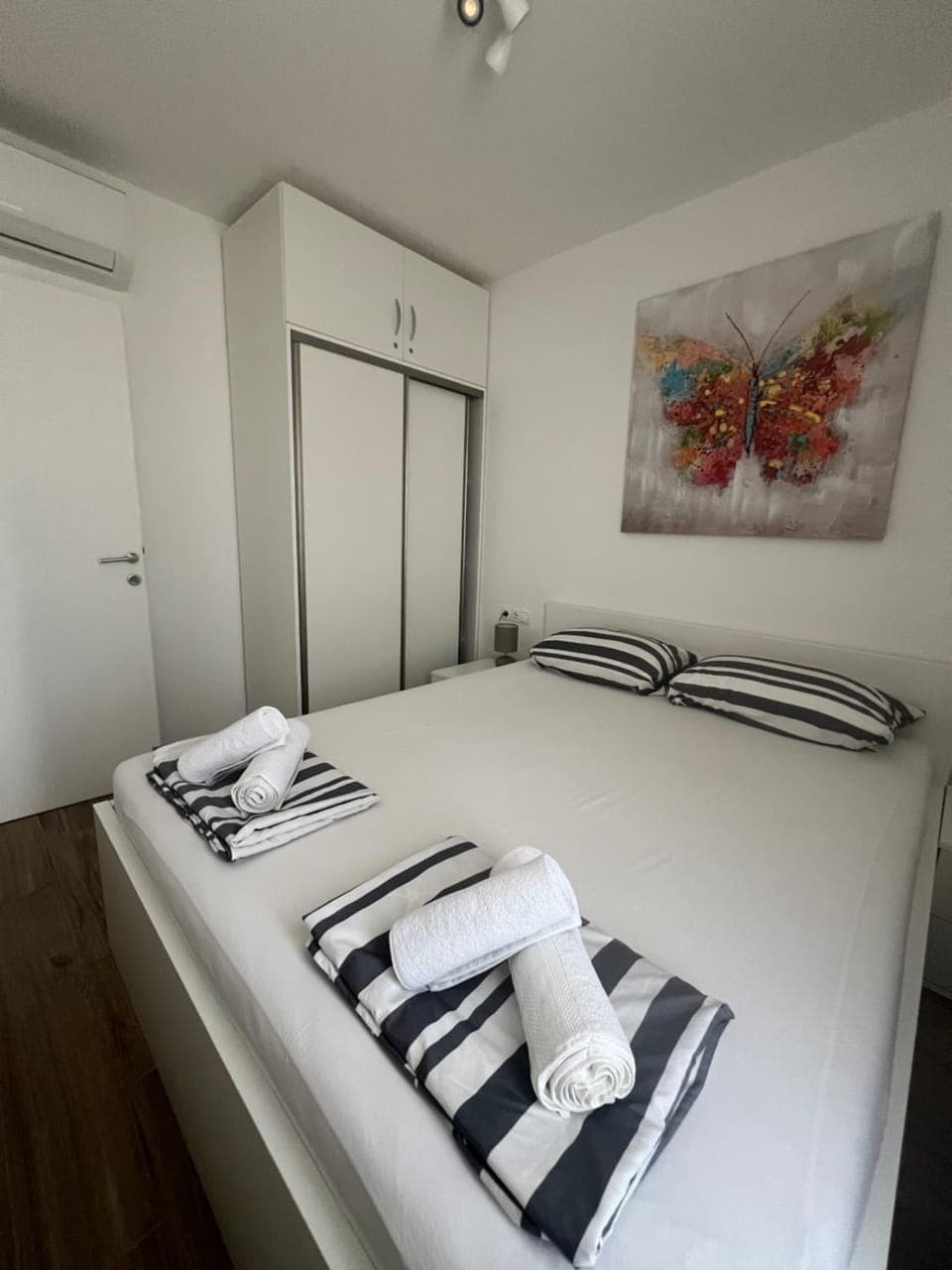 Apartment with private pool Apartment in Okrug Gornji