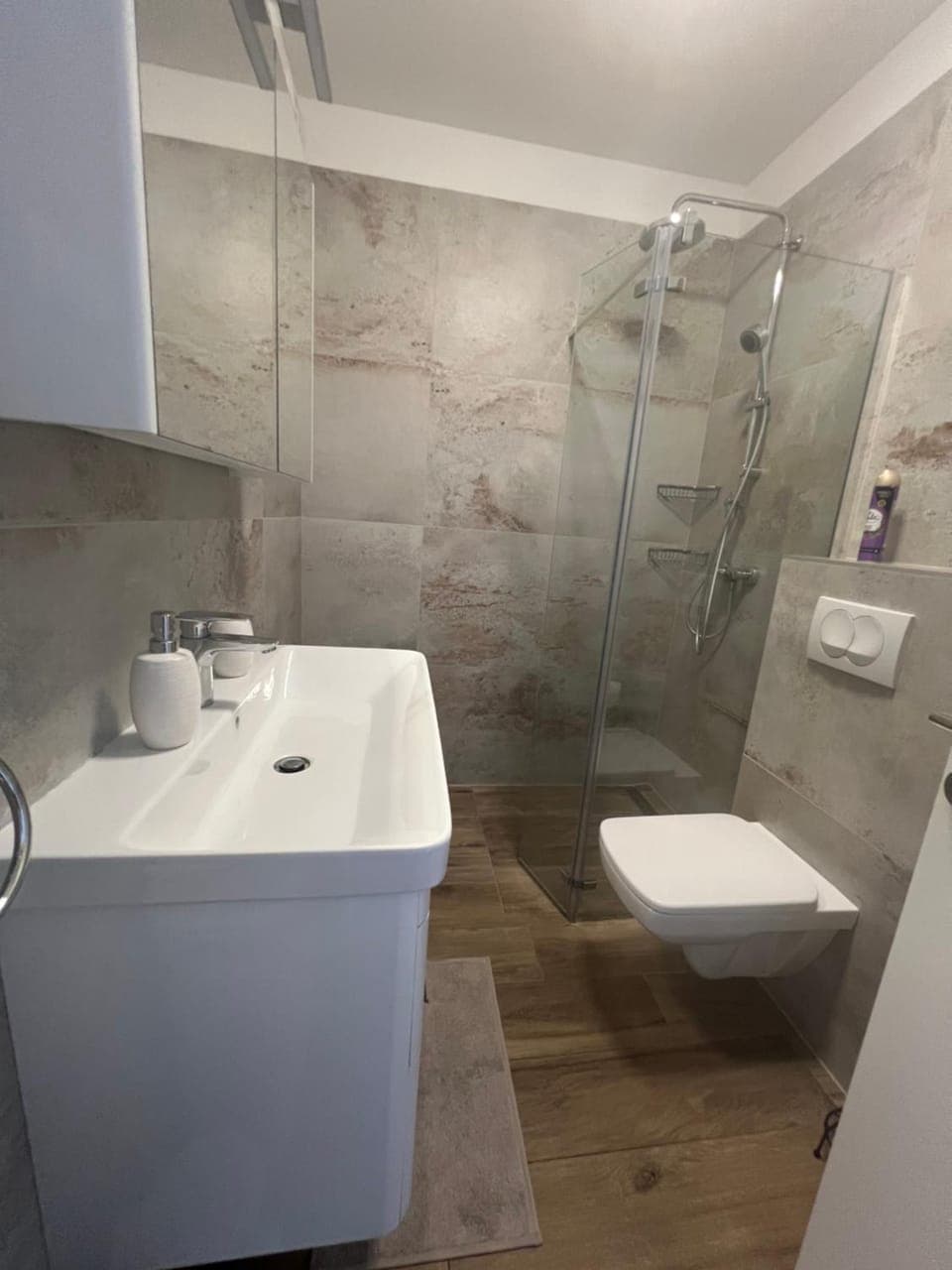 Apartment with private pool Apartment in Okrug Gornji