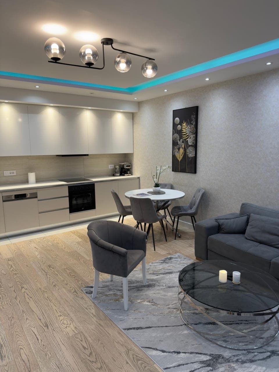 Kitchen or kitchenette, Living room, Seating area, Dining area