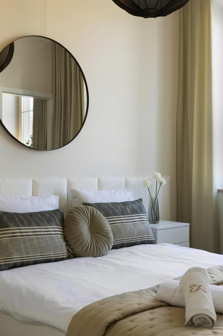 Bed, Bedroom, towels