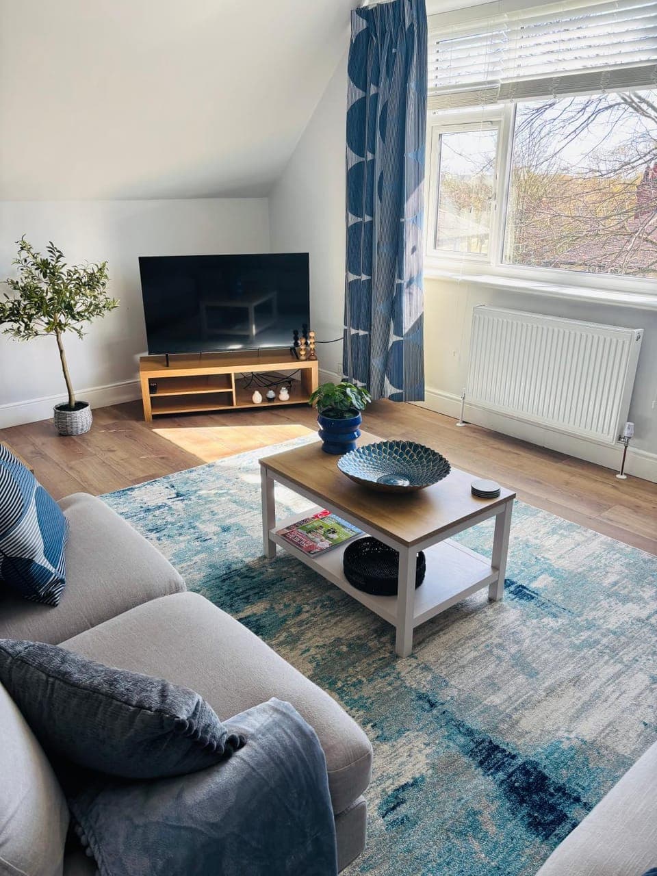 TV and multimedia, Living room, Seating area, Evening entertainment