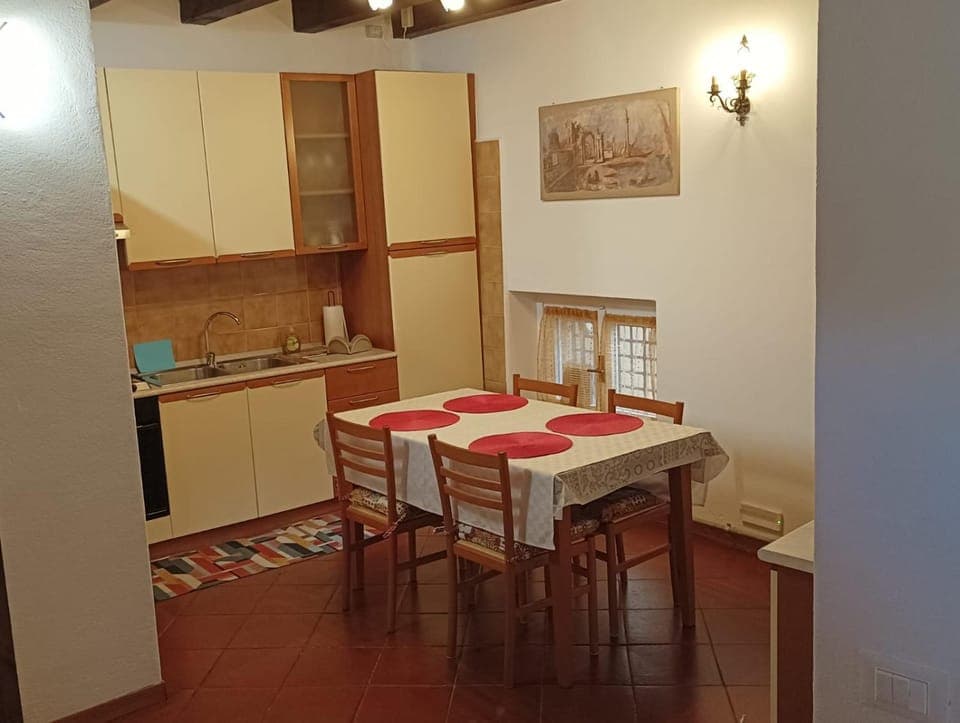 Kitchen or kitchenette, Dining area, stove