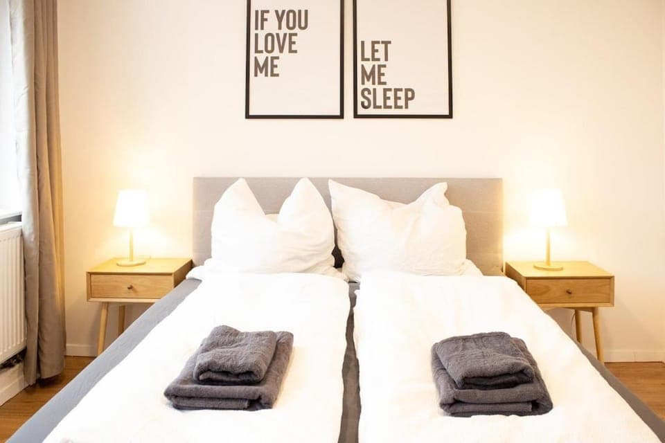 Bed, Photo of the whole room, Bedroom, towels