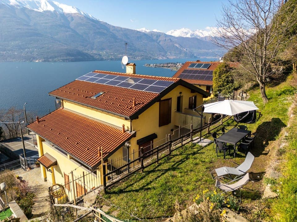 Property building, Patio, Day, Natural landscape, Garden, Garden, Lake view, Mountain view