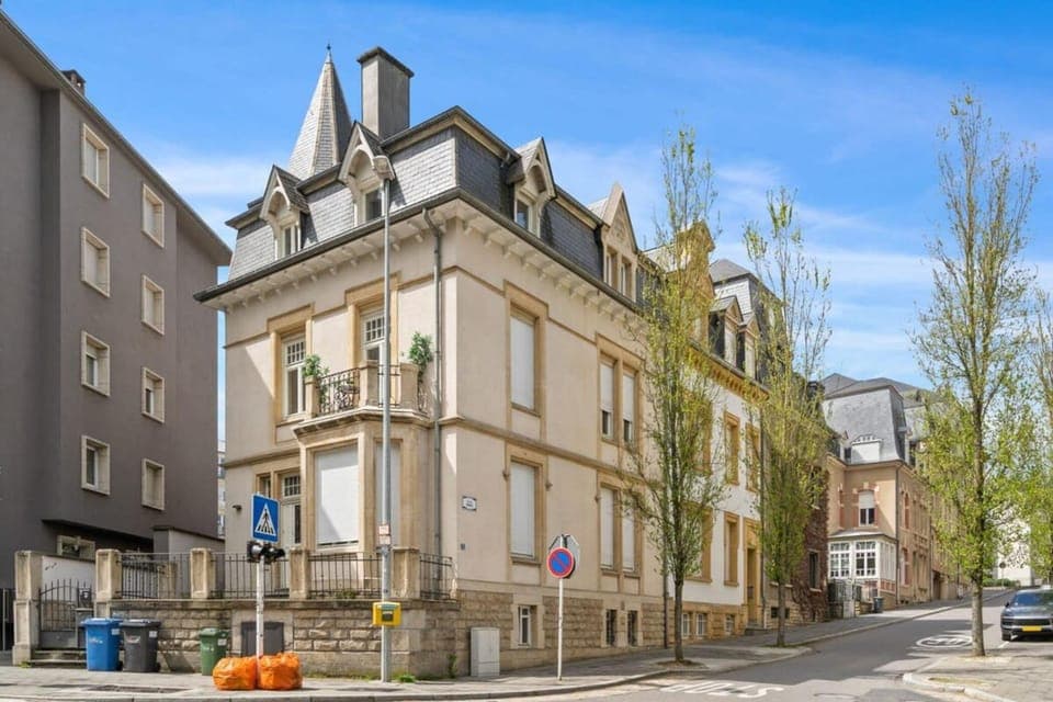 Property building, Day, Location