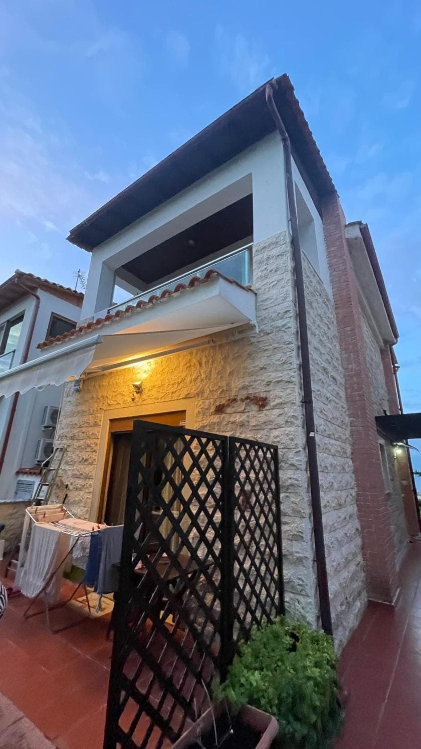 Property building, Patio, Balcony/Terrace