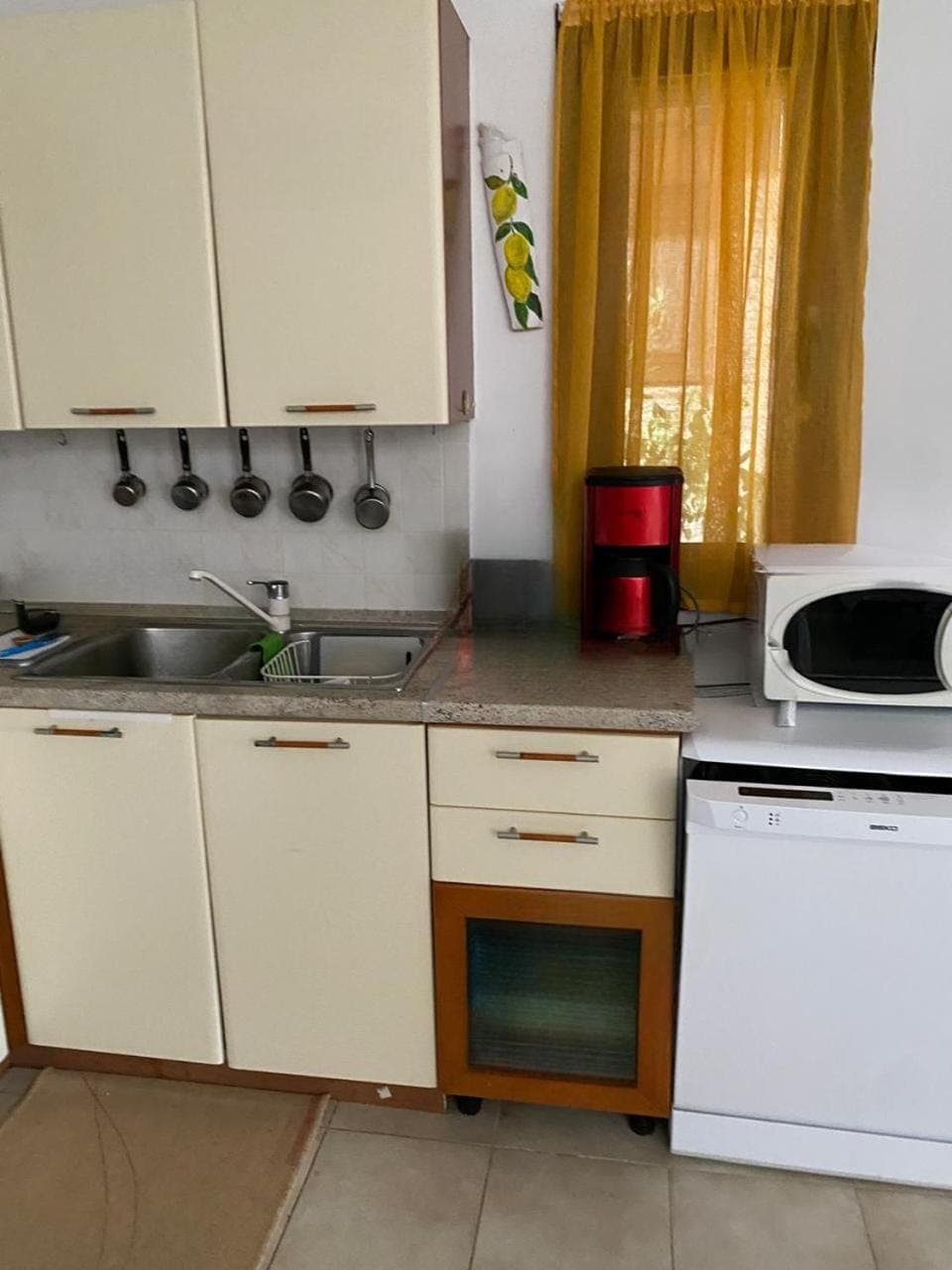 Kitchen or kitchenette, dishwasher, stove