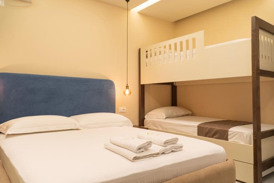 Bed, Photo of the whole room, bunk bed, towels