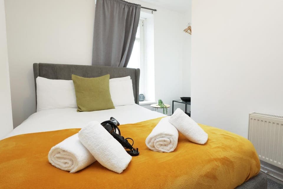 Bed, Photo of the whole room, Bedroom, towels