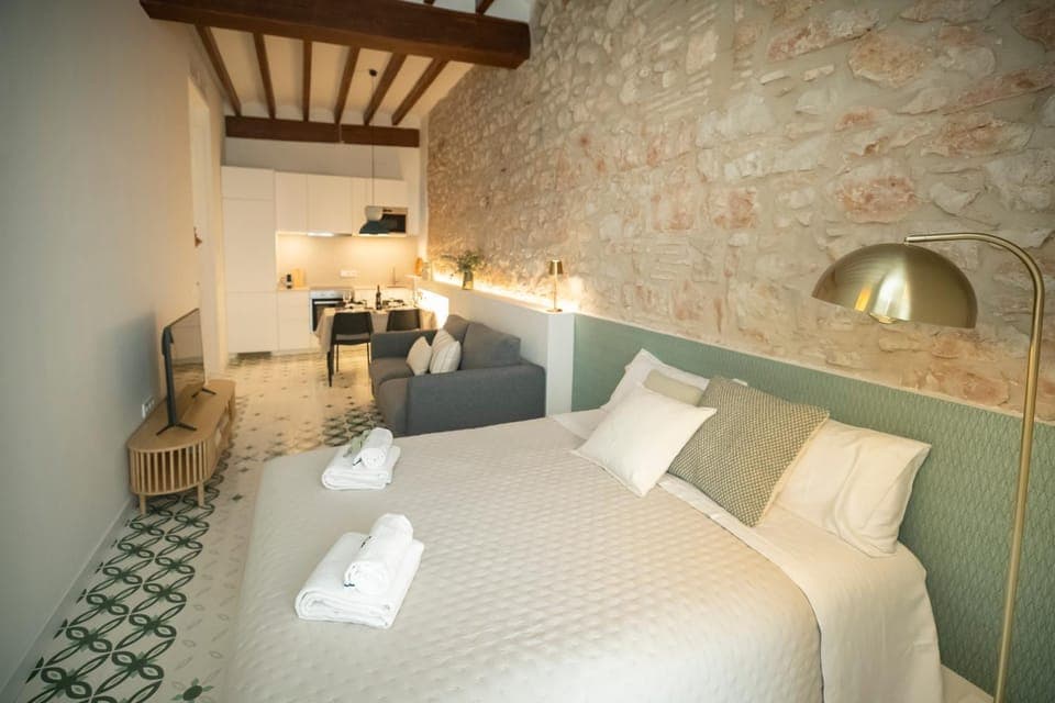 Bed, TV and multimedia, Bedroom, towels