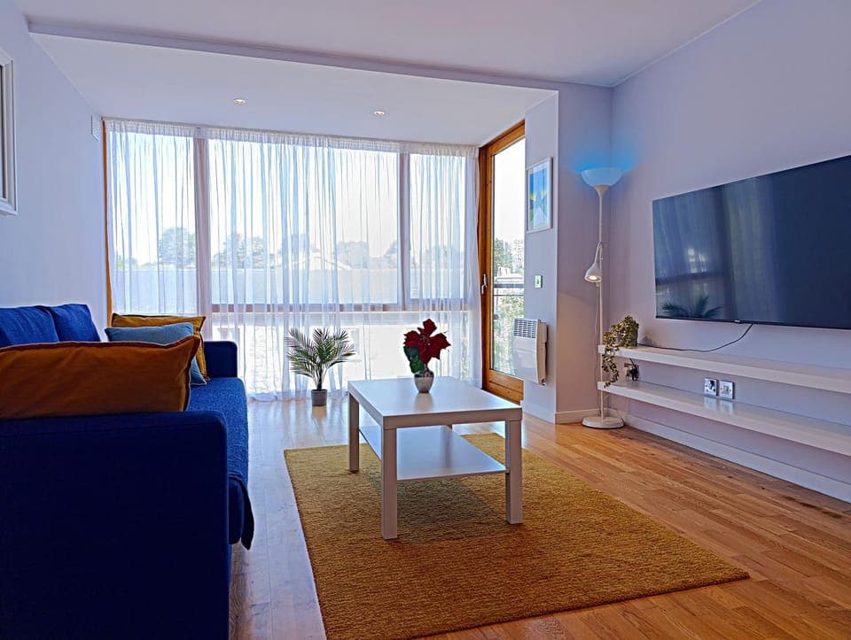 TV and multimedia, Living room, Seating area, Evening entertainment