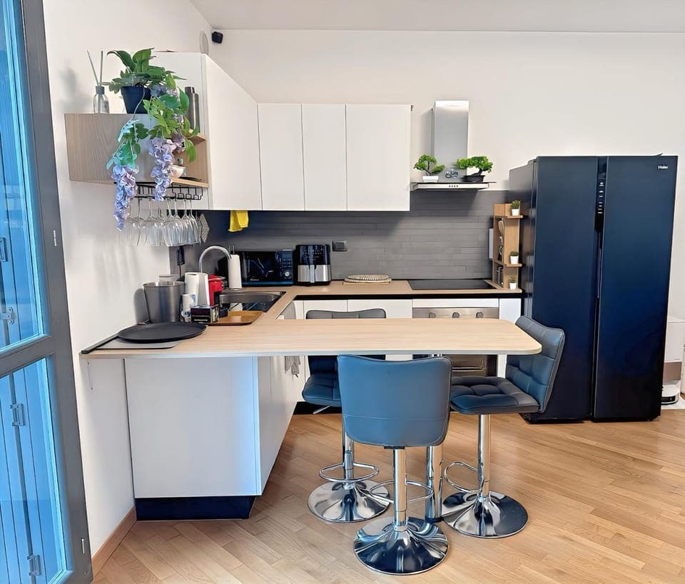 Coffee/tea facilities, Kitchen or kitchenette, Dining area, oven, toaster