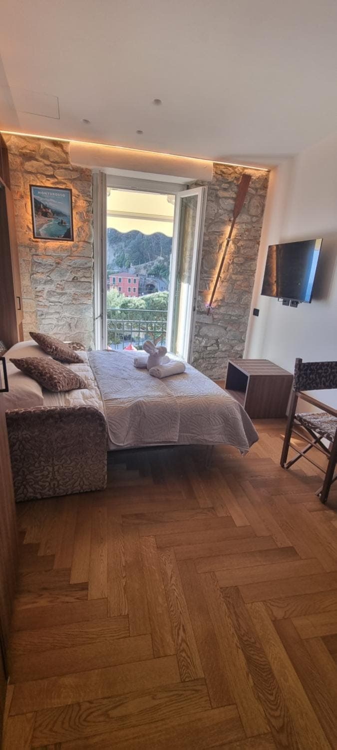 Bed, Decorative detail, Bedroom