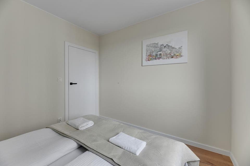 Bed, Photo of the whole room, towels