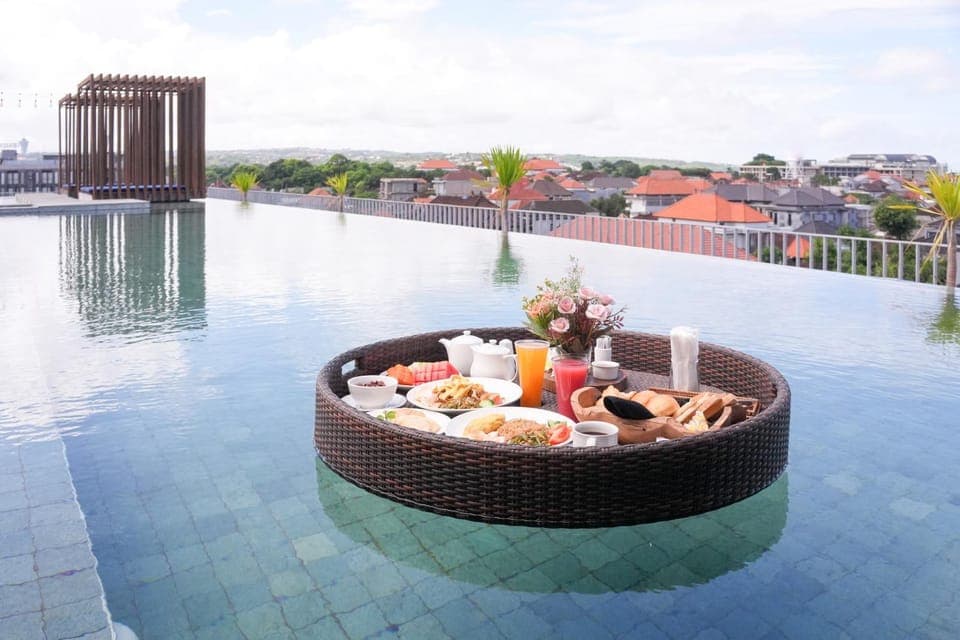 Swimming pool, Breakfast
