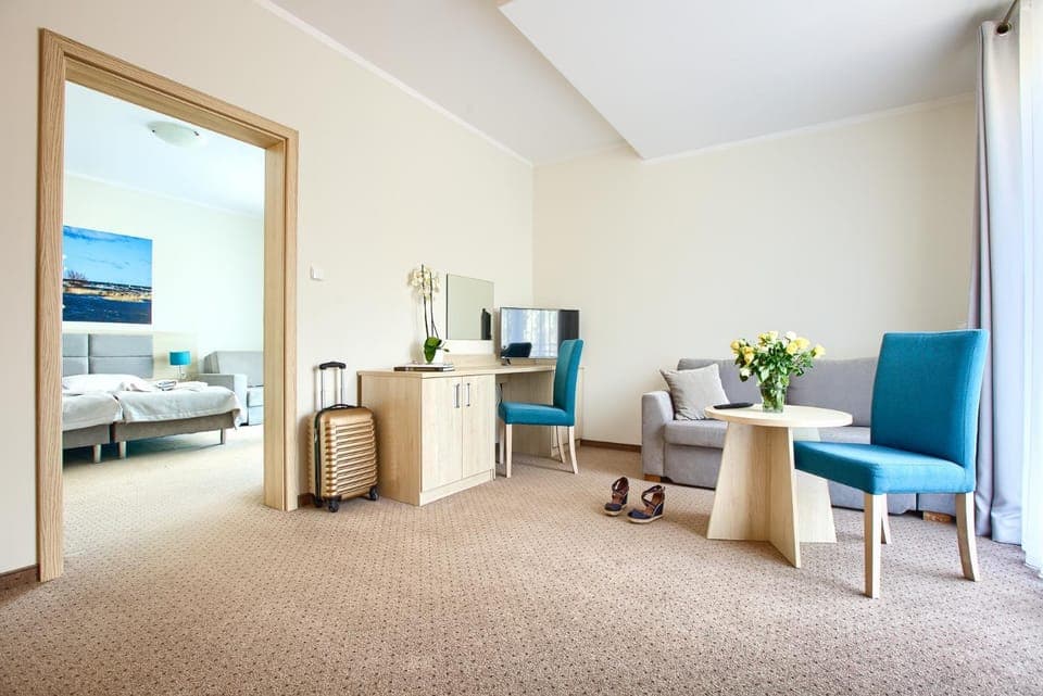 TV and multimedia, Photo of the whole room, Decorative detail, Seating area, Bedroom