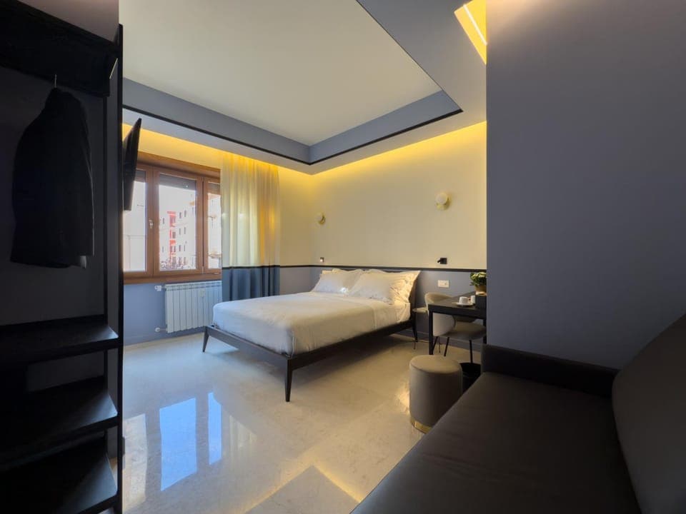 Bed, TV and multimedia, Photo of the whole room, Bedroom