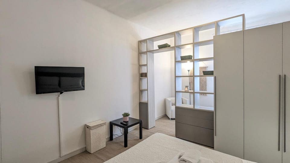 Bed, TV and multimedia, Photo of the whole room, Seating area, Bedroom, wardrobe