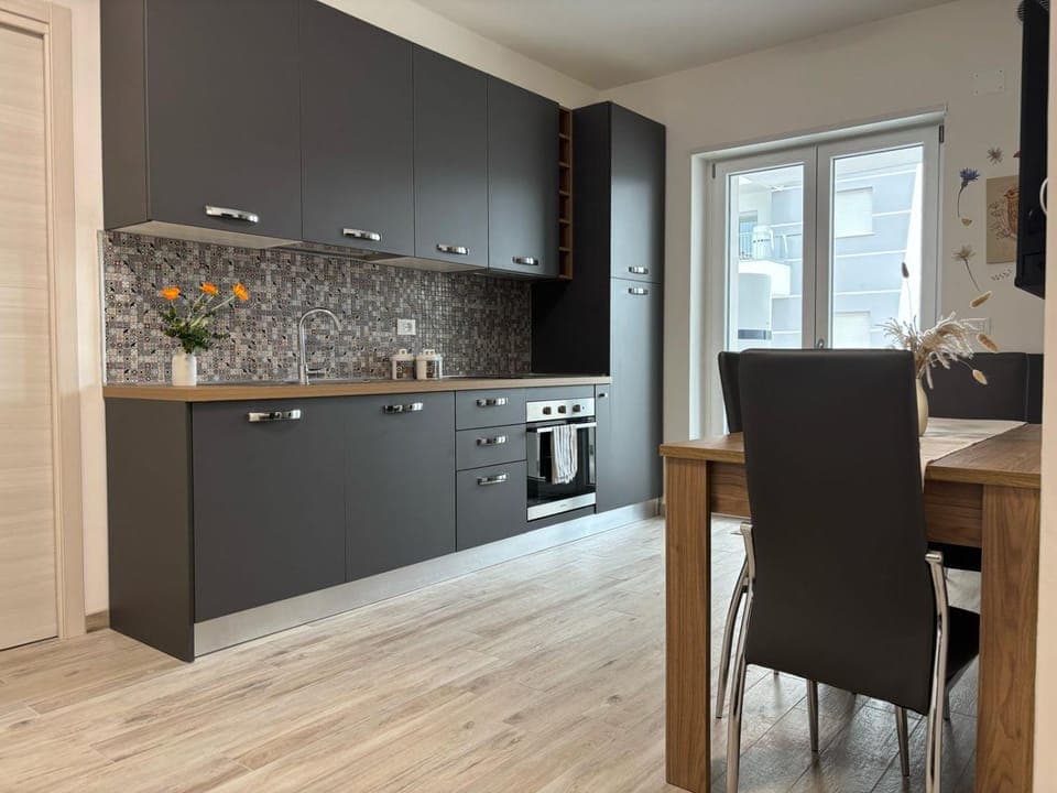 Kitchen or kitchenette, Dining area, stove