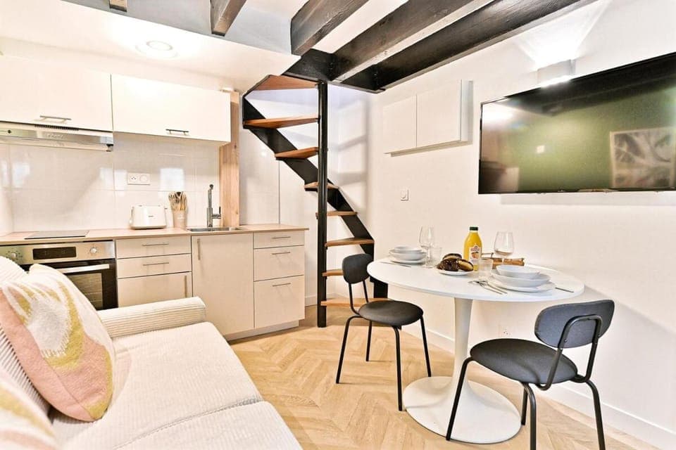 Living room, Seating area, Dining area