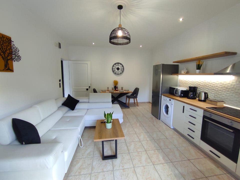 Kitchen or kitchenette, Living room